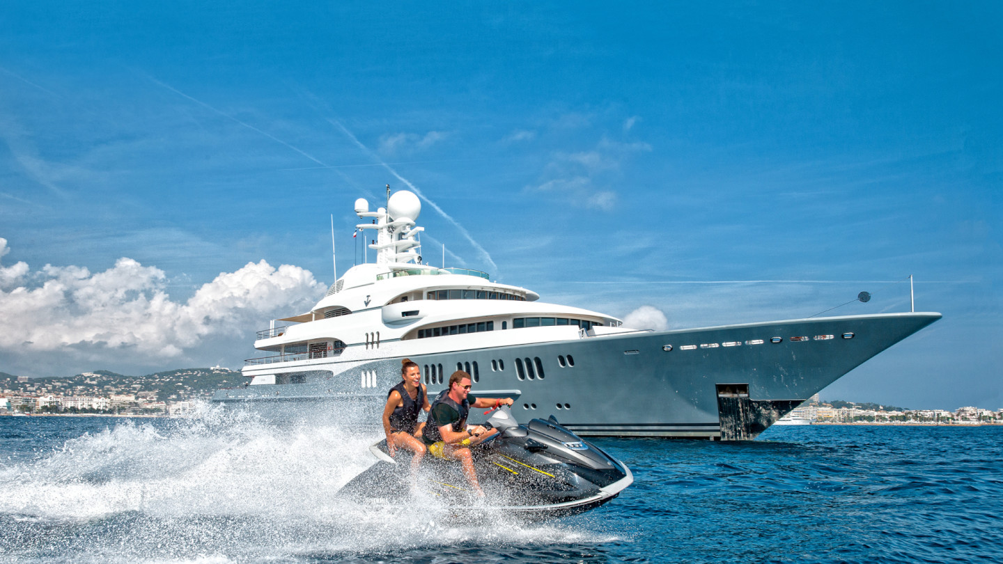Top 10 Reasons to Charter a Luxury Yacht