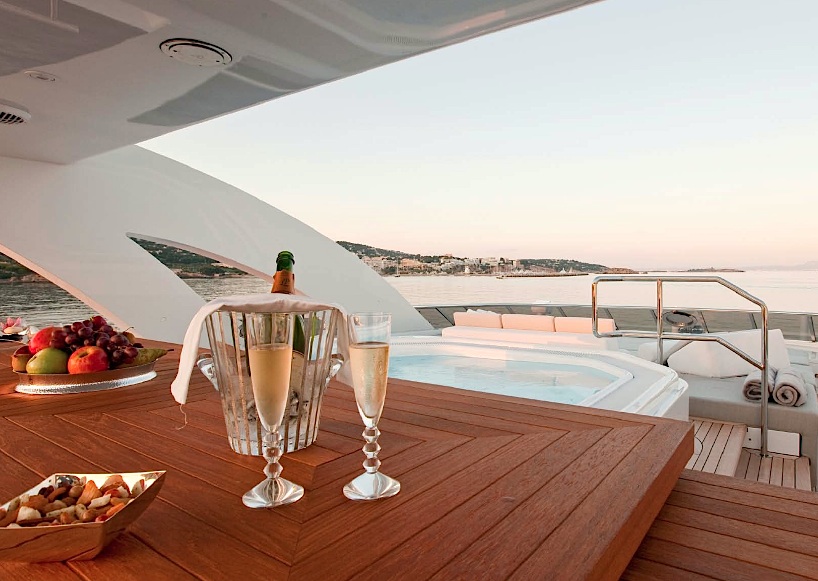 jacuzzi and wine in yacht