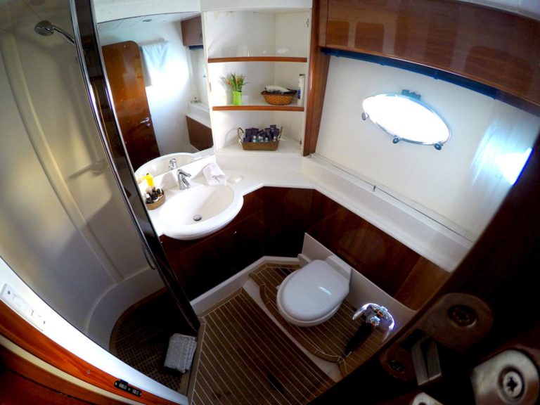 Yacht-charter-manzana-princess-V65-Ibiza-bathroom