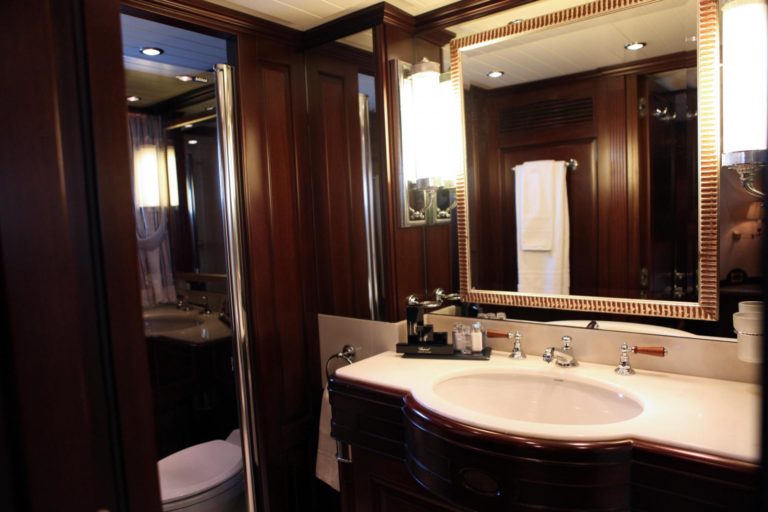 Anypa-yacht-Benetti-for-sale-VIP-Bathroom
