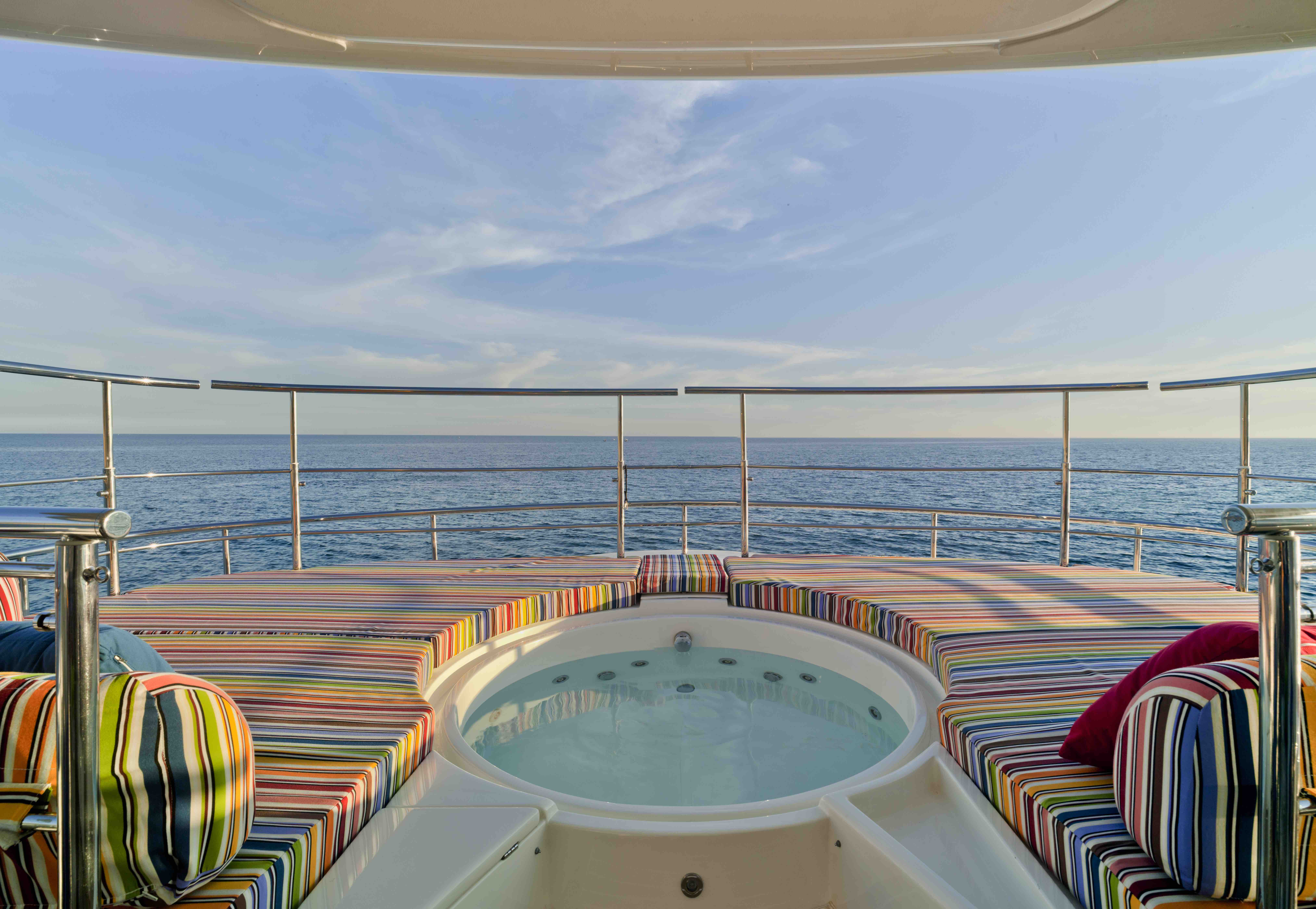 Bunker-CRN-130-yacht-jacuzzi