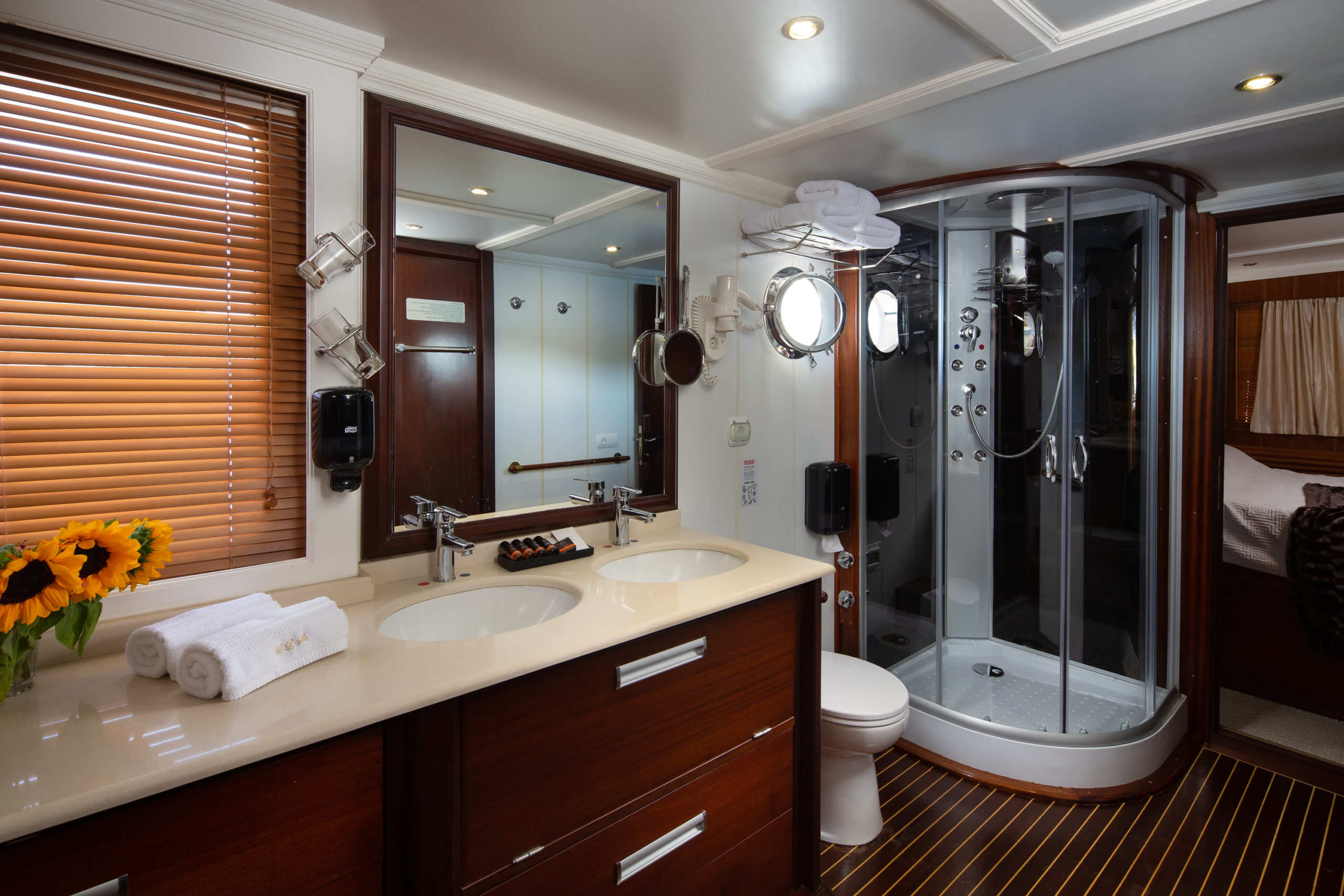Donna-Del-Mare-Aegan-Yacht-For-Charter-Ensuite-Bathroom1