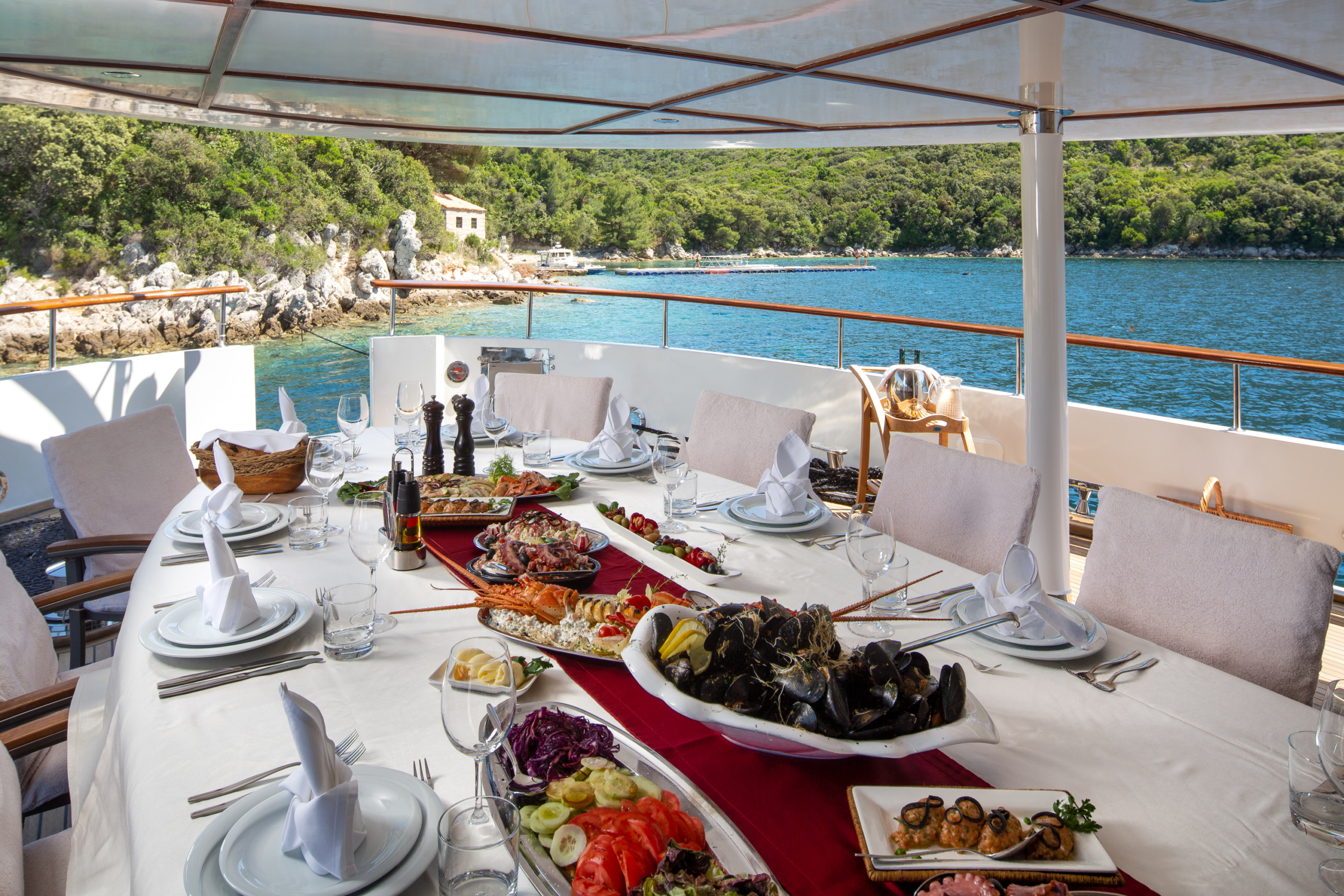 Donna-Del-Mare-Aegan-Yacht-For-Charter-Outdoor-Dining2