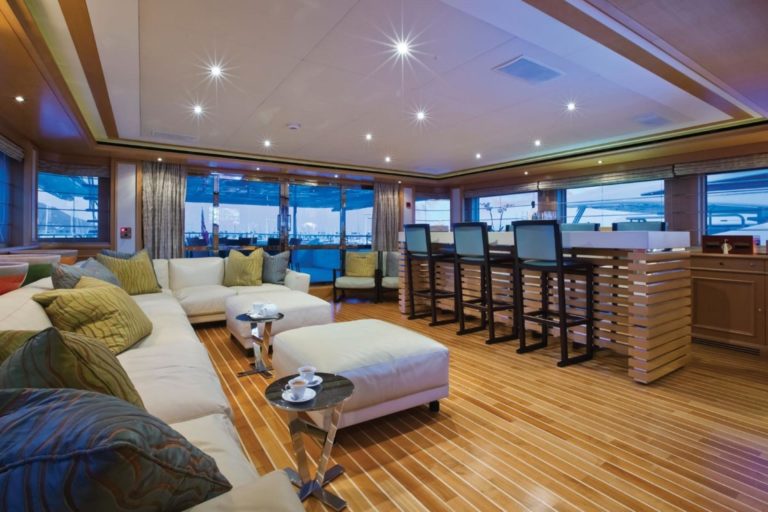 Hana-yacht-sky-lounge
