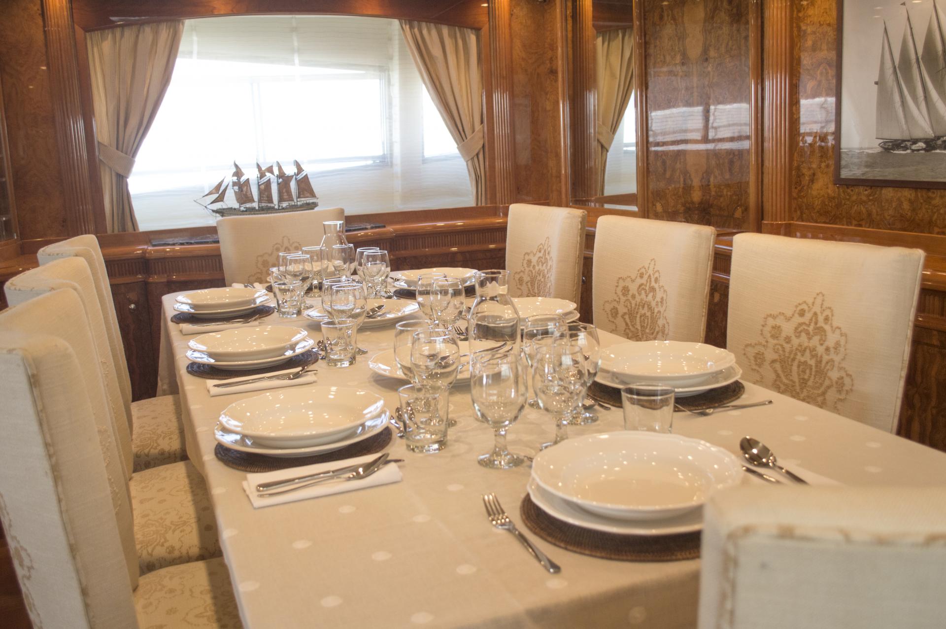 Kirios-astondoa102-yacht-dining