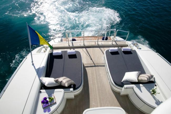 Mangusta 108 yacht Four Friends sun beds