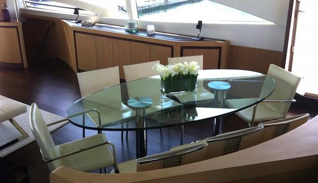 Sandoz-yacht-pershing-90-dining-table
