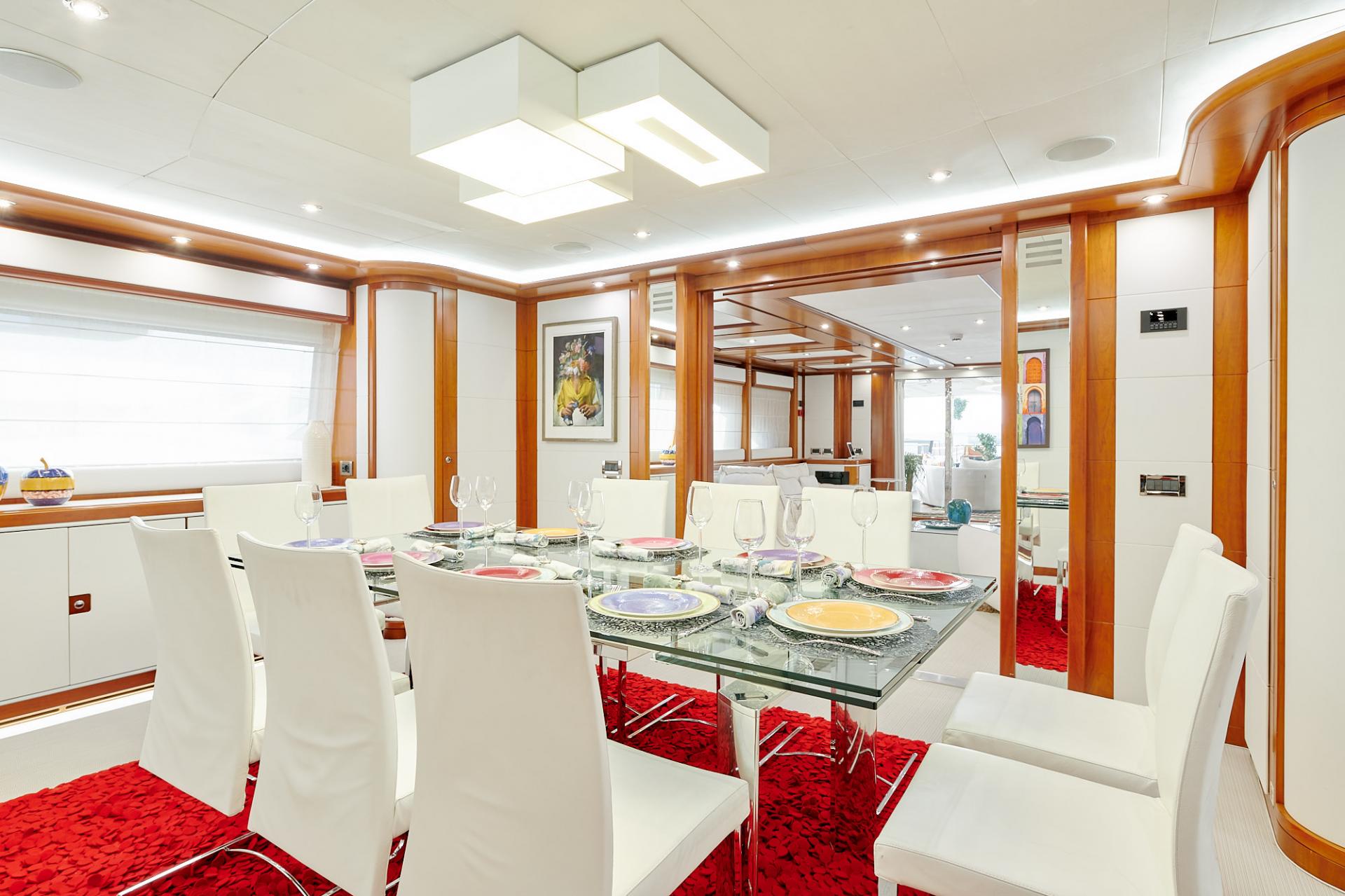 Bunker-CRN-130-yacht-dining-room