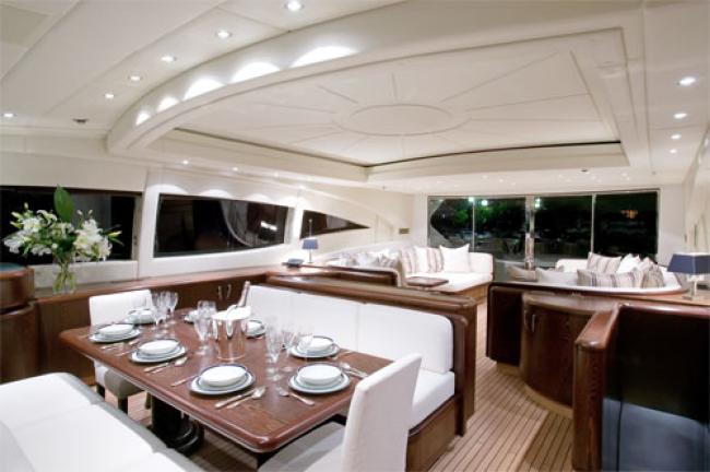 mangusta-108-yacht-dining