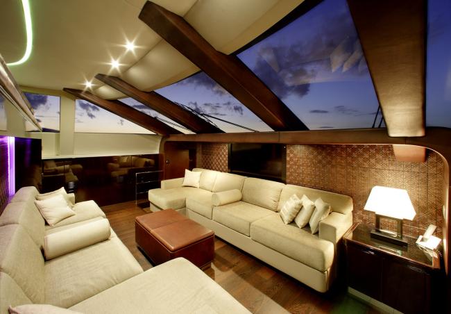 yacht-charter-toy-lounge