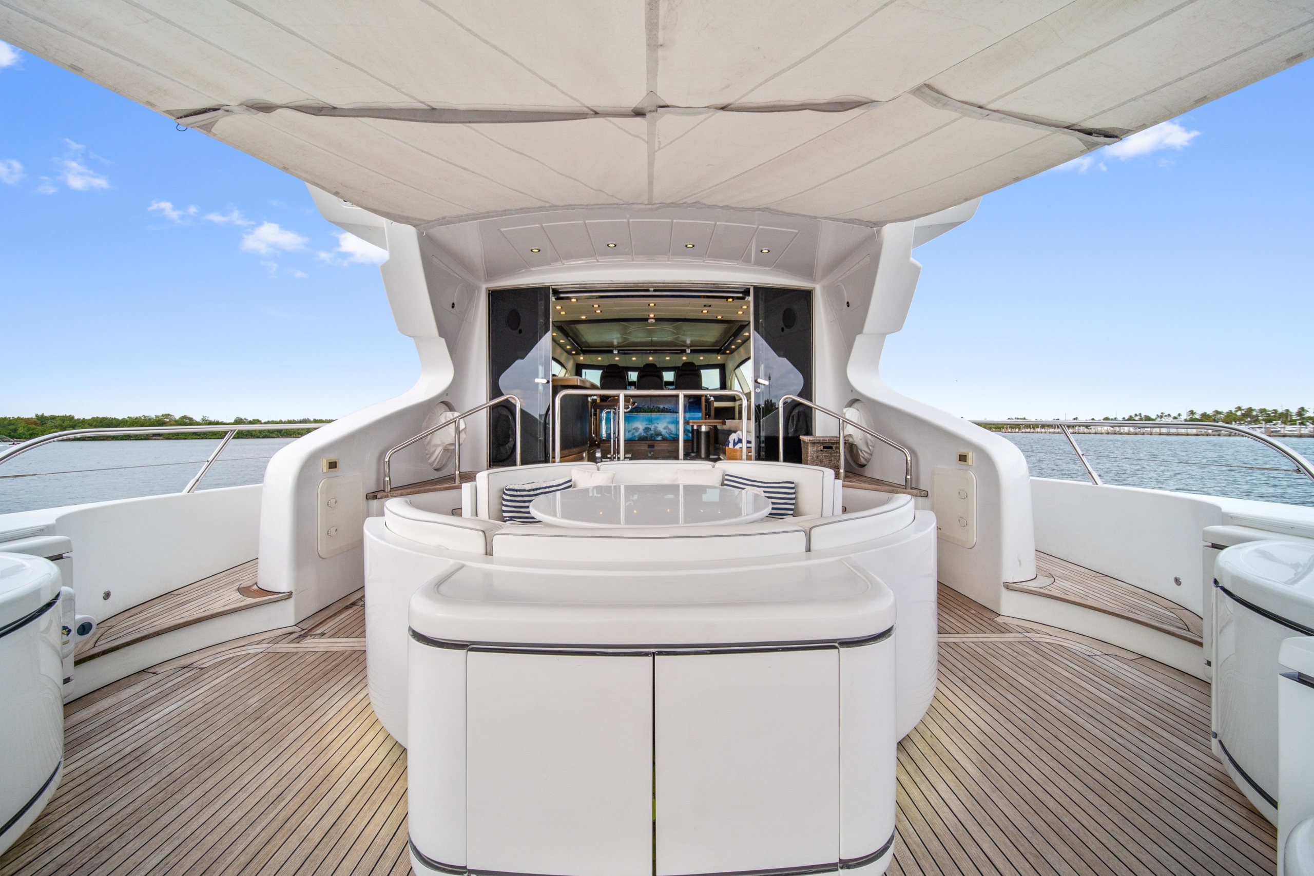 DAYA-Mangusta-105-Yacht-For-Charter-Miami-Bahamas-Aft-Deck