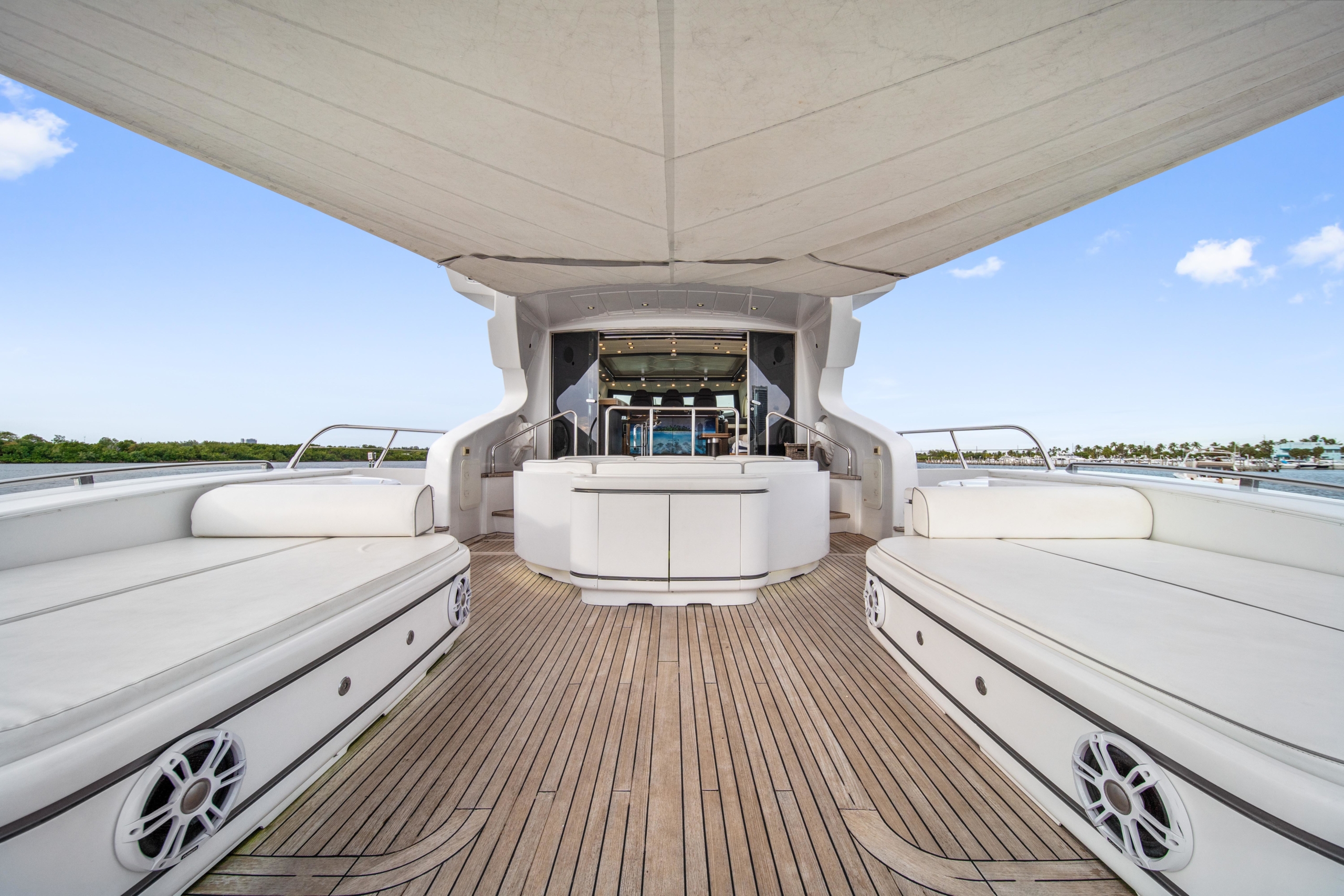 DAYA-Mangusta-105-Yacht-For-Charter-Miami-Bahamas-Aft-Deck
