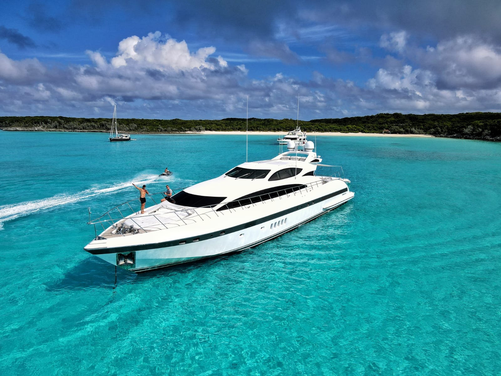 DAYA-Mangusta-105-Yacht-For-Charter-Miami-Bahamas