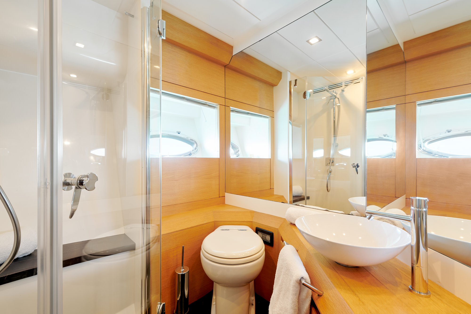 Halley-Pershing-Yacht-For-Charter-Bathroom