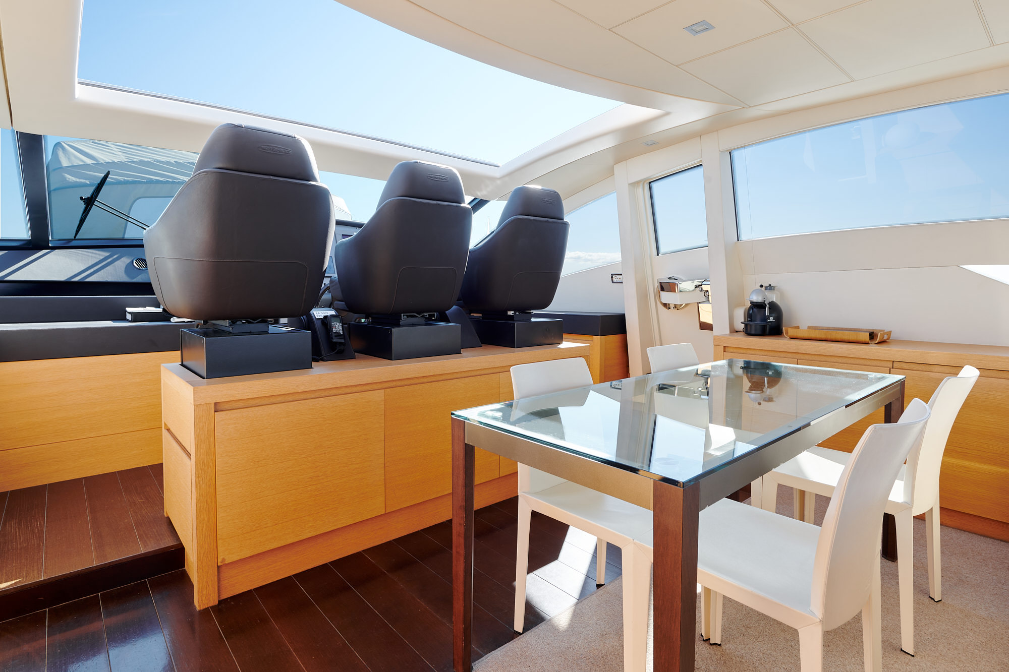 Halley-Pershing-Yacht-For-Charter-Dining