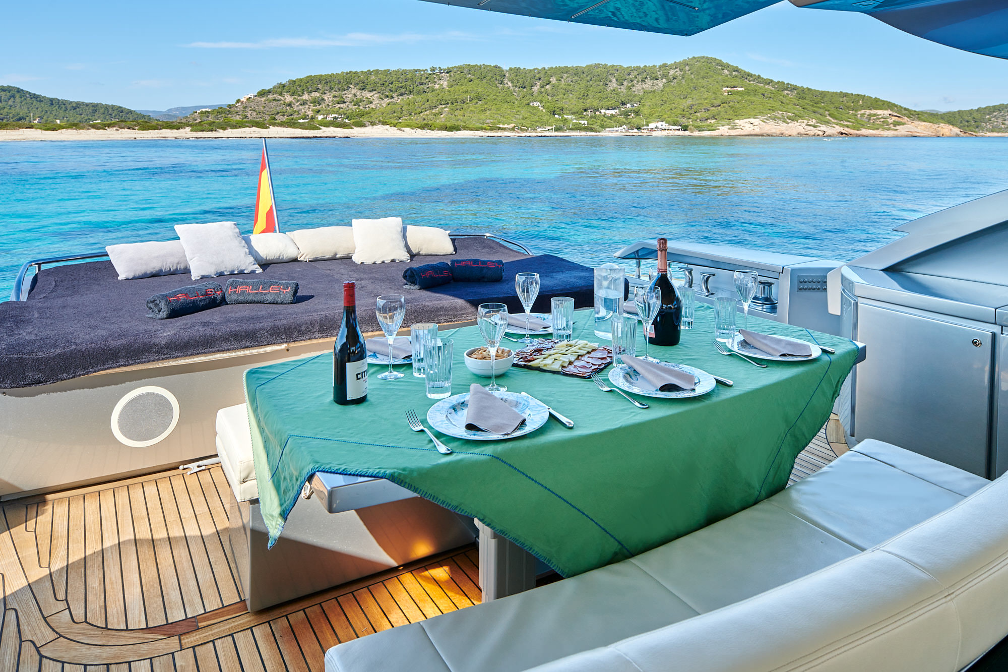 Halley-Pershing-Yacht-For-Charter-Dining