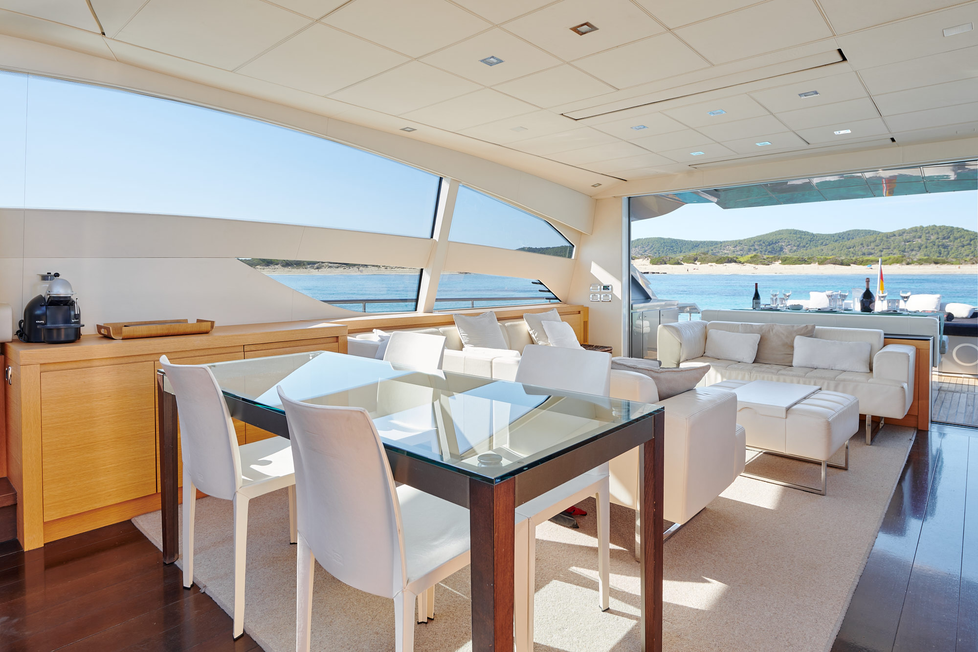 Halley-Pershing-Yacht-For-Charter-Salon-Dining