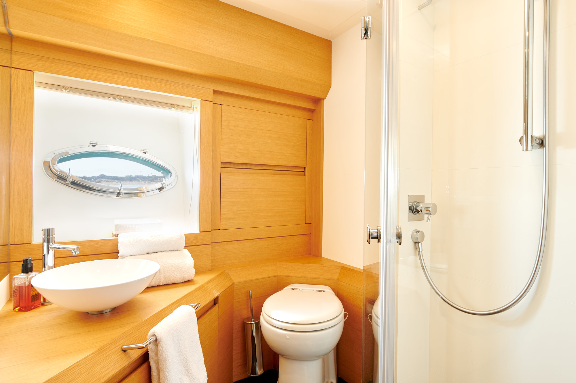 Halley-Pershing-Yacht-For-Charter-VIP-Cabin-Bathroom
