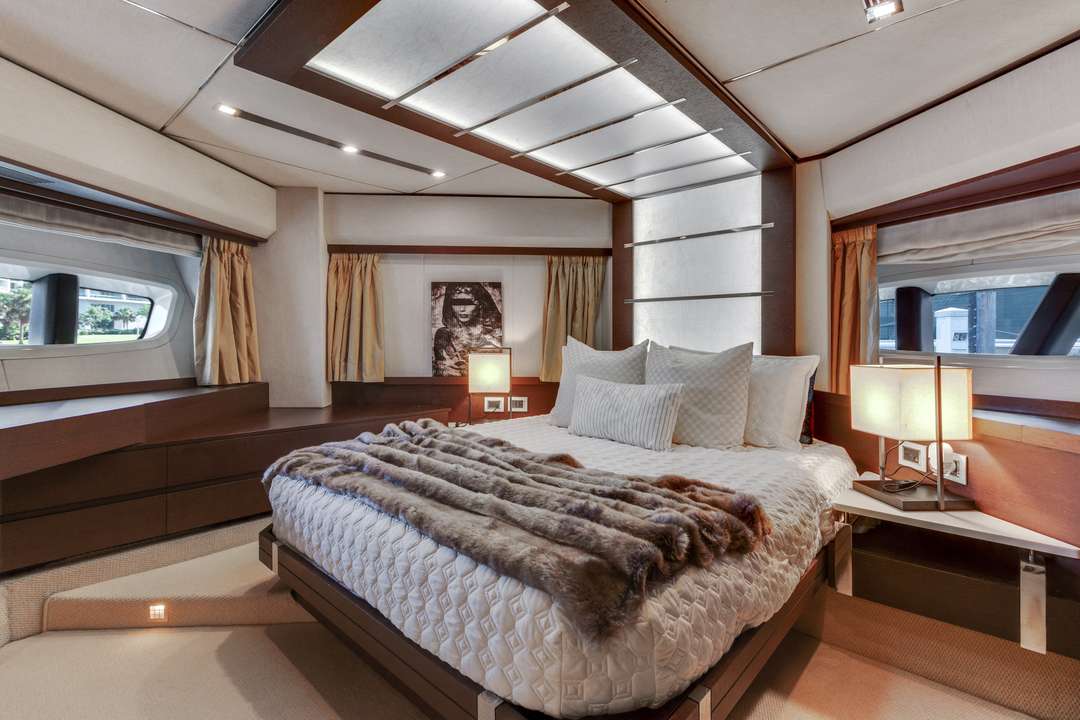 Scarlet-2-Azimut-Yacht-For-Charter-Miami-VIP-Cabin