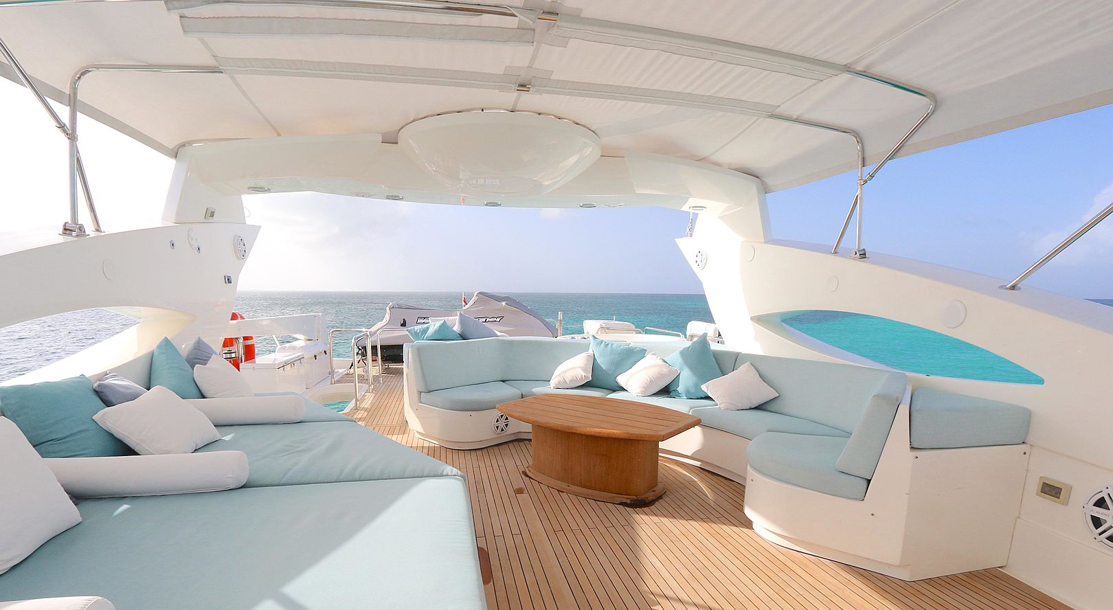 YCM-105-Sunseeker-Yacht-For-Charter-Miami=Aft-Deck
