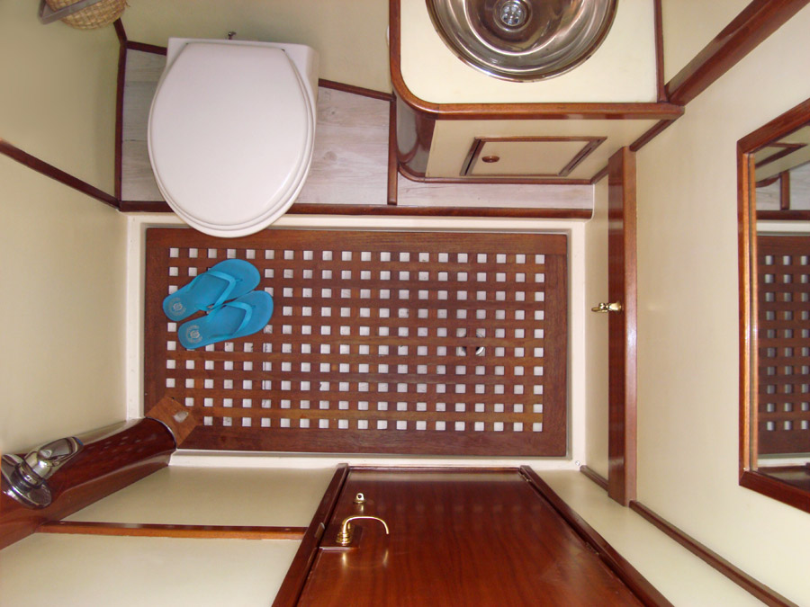 Voyager-Dreams-Geoff-Parsons-Yacht-For-Charter-Bathroom