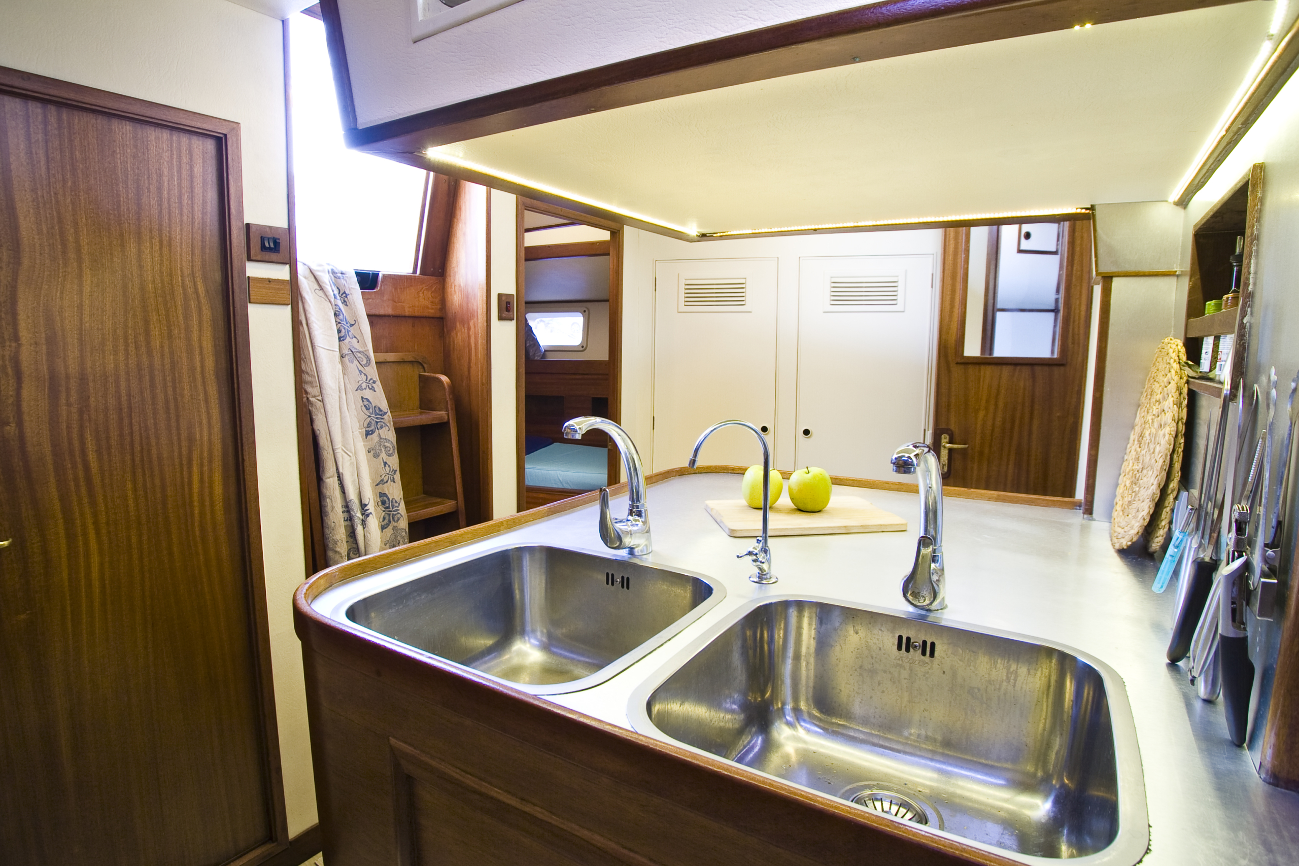 Voyager-Dreams-Geoff-Parsons-Yacht-For-Charter-Equipped-Kitchen