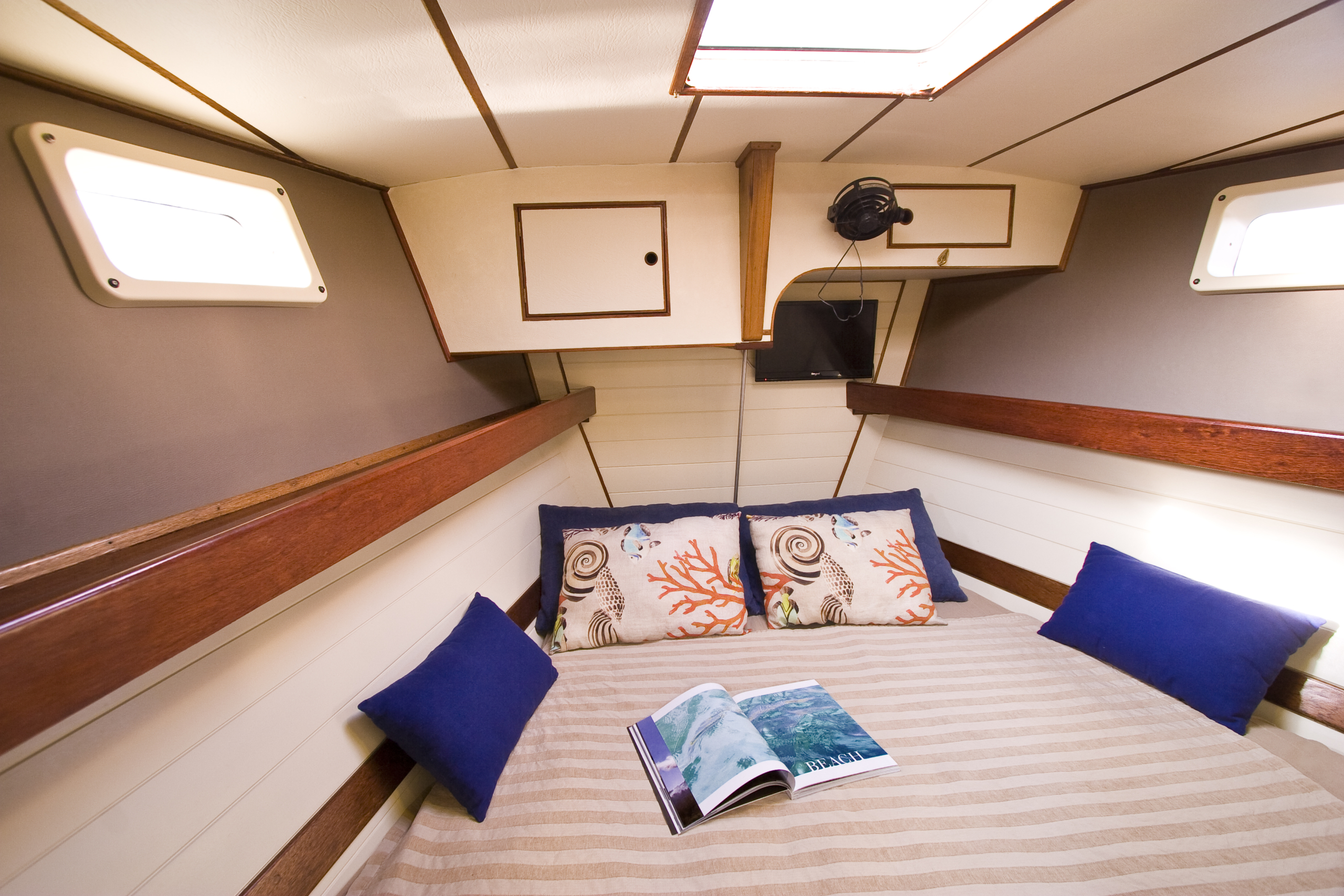 Voyager-Dreams-Geoff-Parsons-Yacht-For-Charter-VIP-Cabin