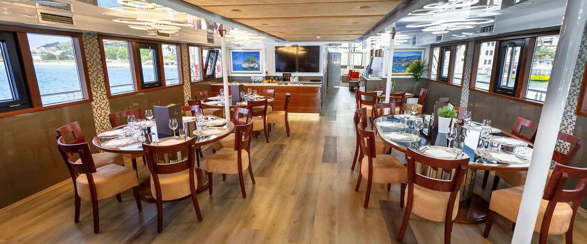Queen-Eleganza-Radez-Shipyard-Yacht-For-Charter-Croatia-Dining-Area