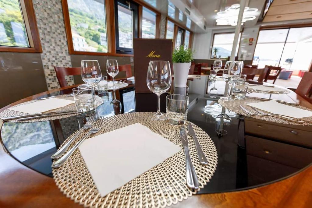 Queen-Eleganza-Radez-Shipyard-Yacht-For-Charter-Croatia-Dining-Table