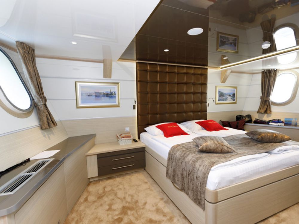 Queen-Eleganza-Radez-Shipyard-Yacht-For-Charter-Croatia-Queen-Bed