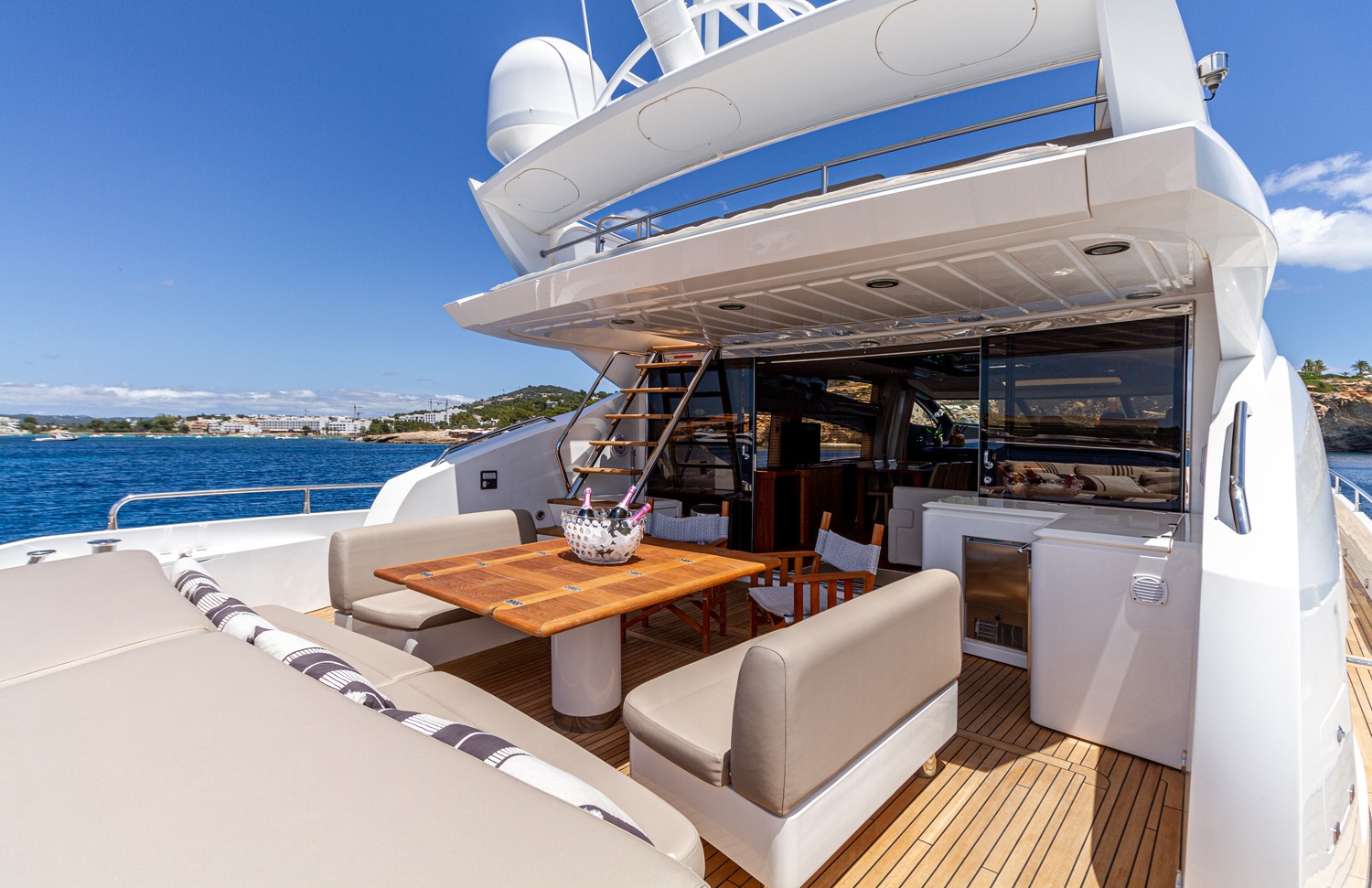 Basad-Sunseeker-Yacht-For-Charter-In-Ibiza-Al-Fresco-Dining