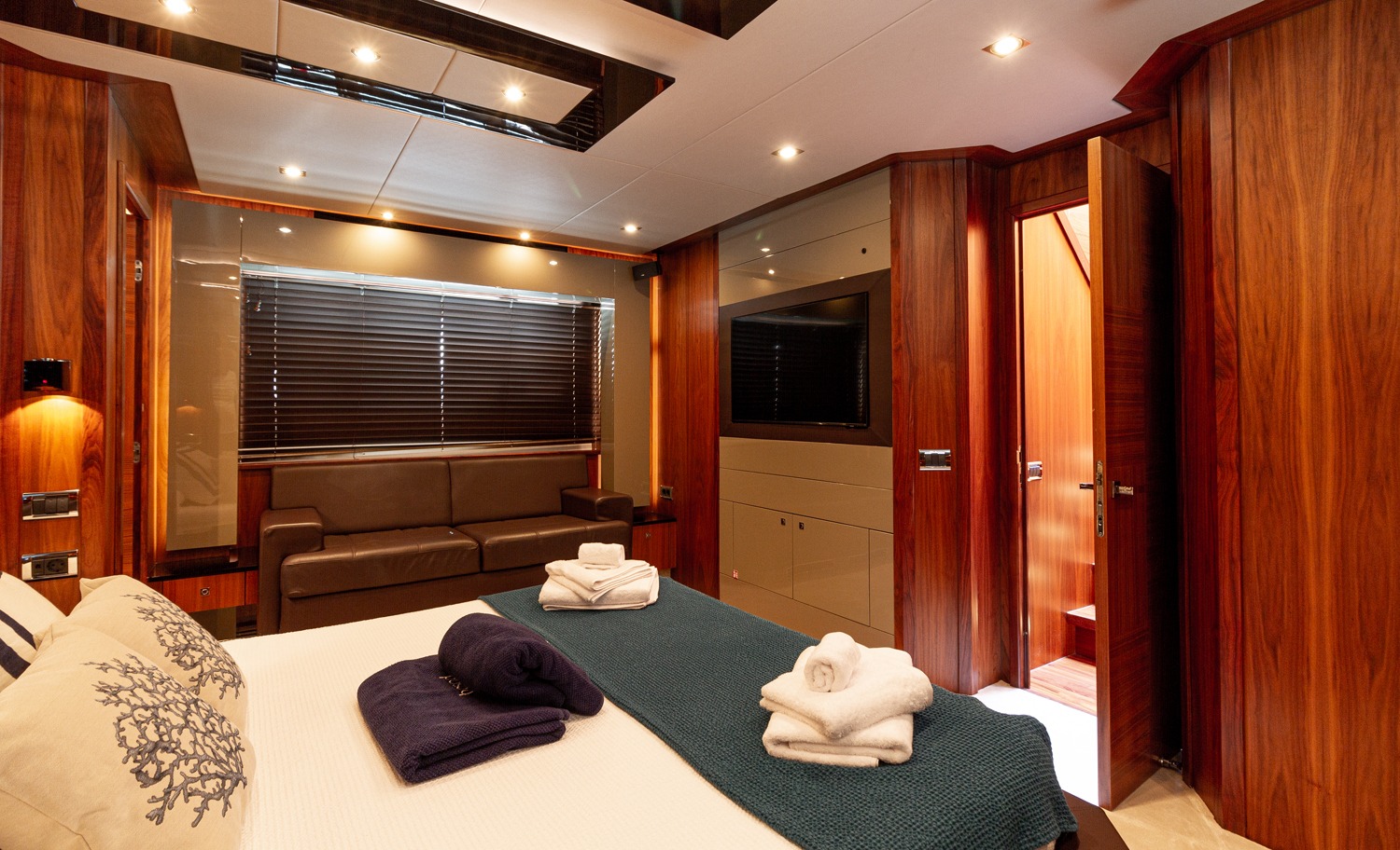 Basad-Sunseeker-Yacht-For-Charter-In-Ibiza-VIP-Cabin