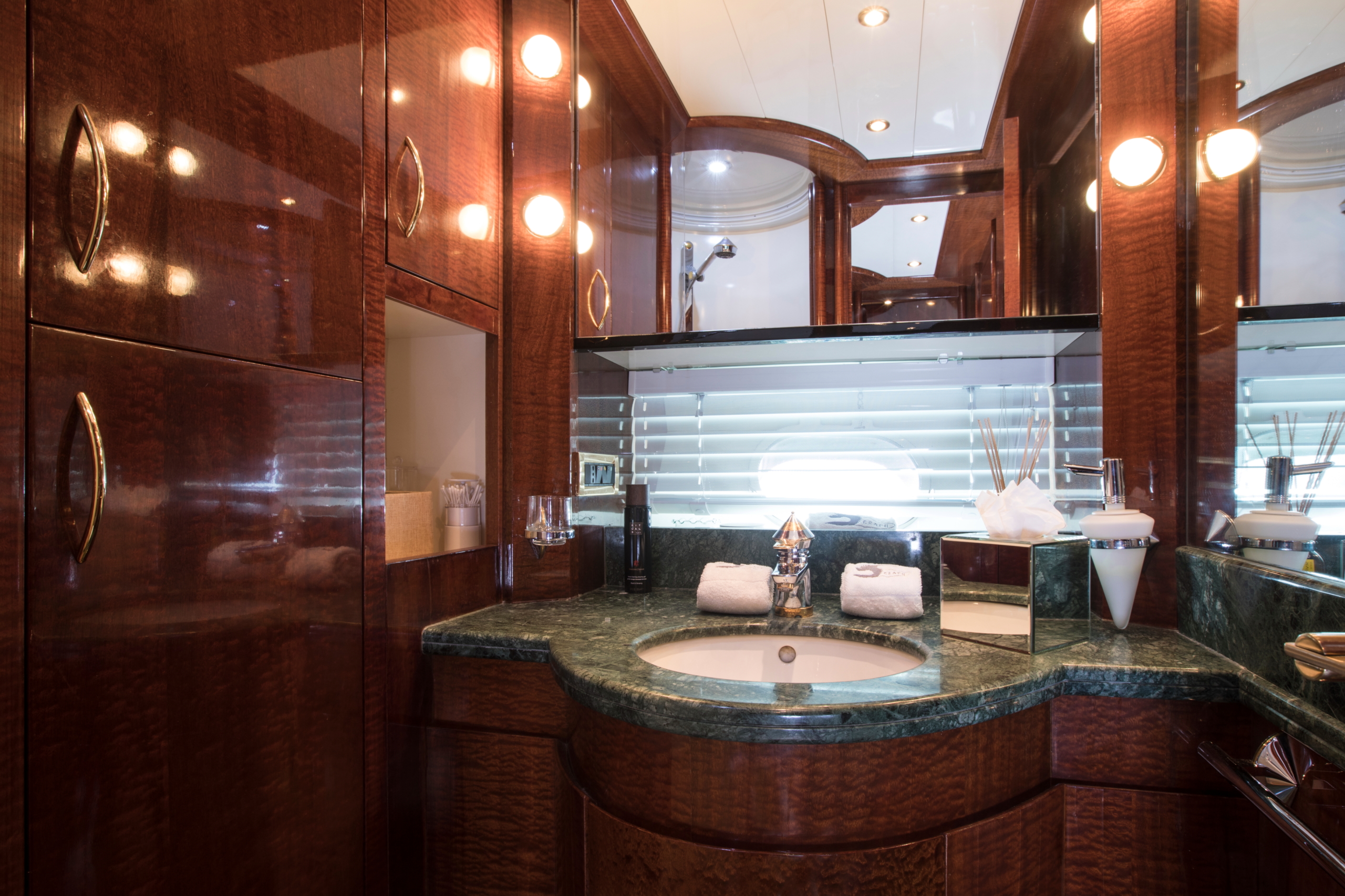Seraph-Mochi-Craft-Yacht-For-Charter-Ensuite