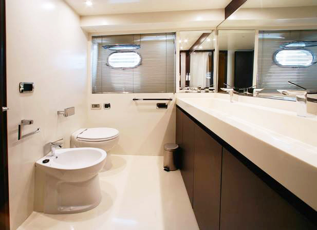 Geminis-Astondoa-82-Yacht-For-Charter-In-Ibiza-Ensuite-Bathroom