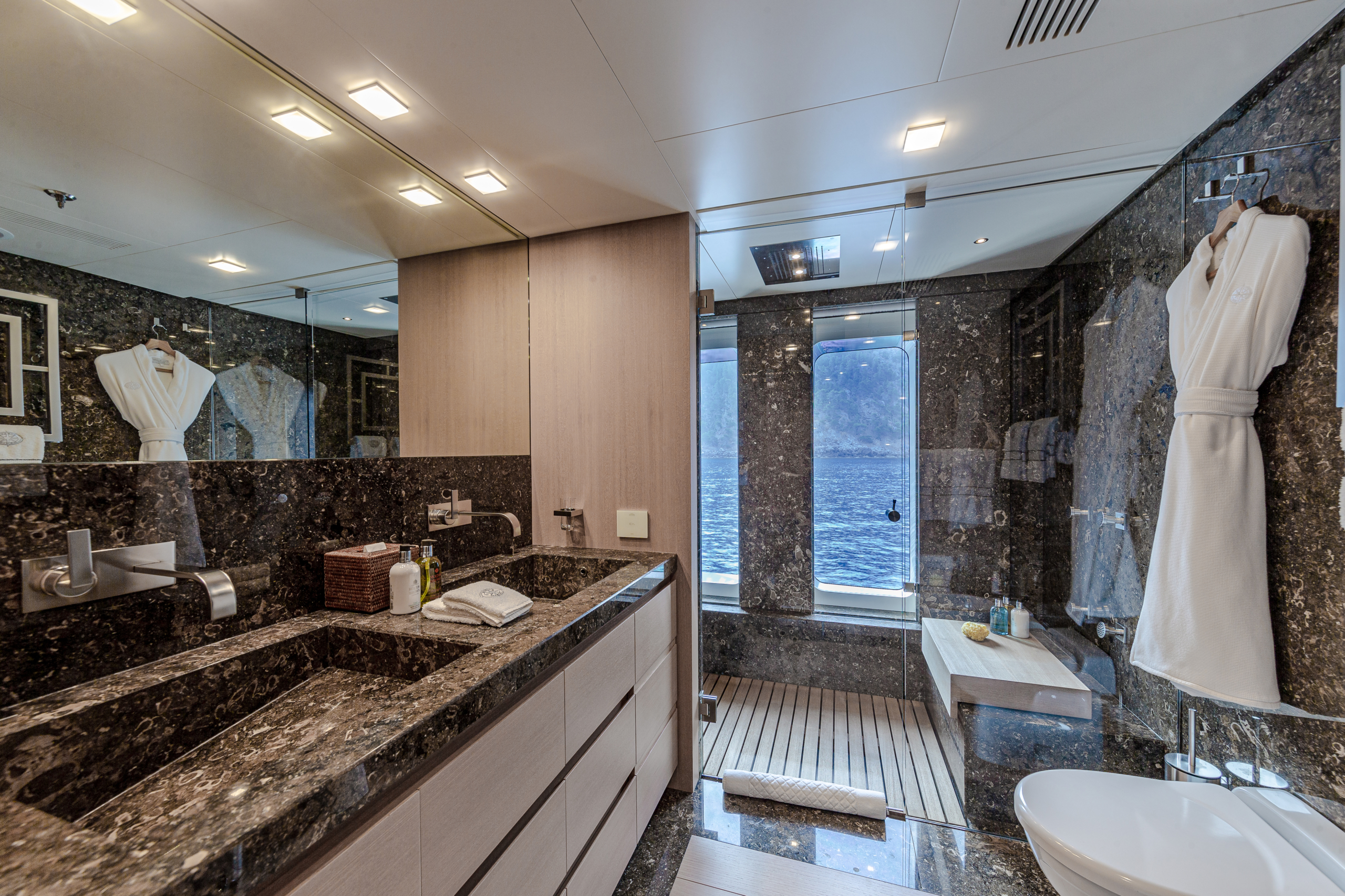 Stella-Maris-Yacht-For-Charter-VIP-Cabin-Ensuite