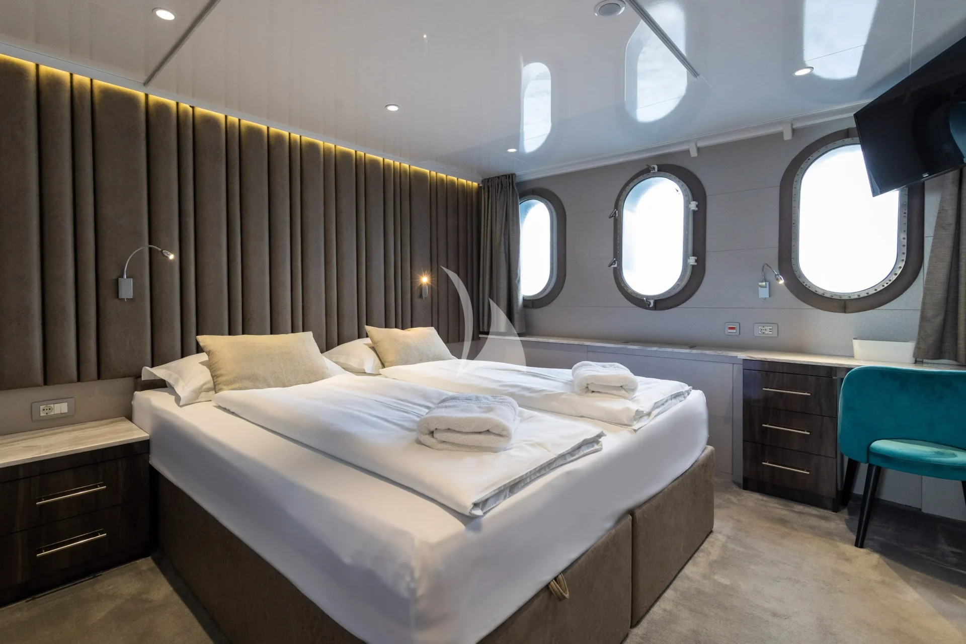 LADY ELEGANZA Charter Yacht