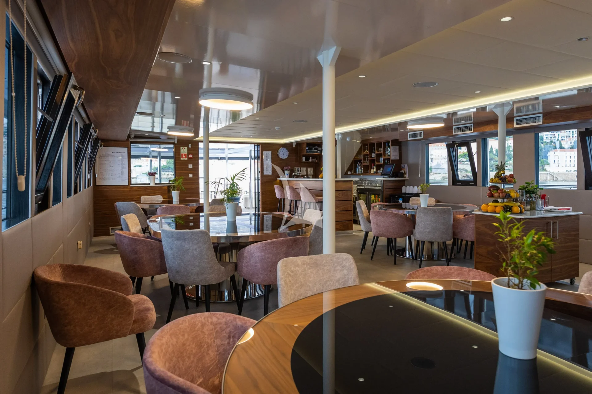 LADY ELEGANZA Charter Yacht