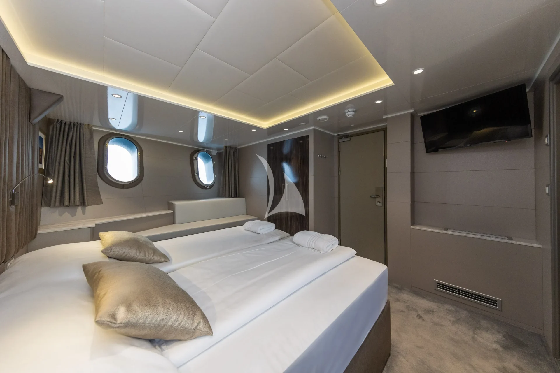 LADY ELEGANZA Charter Yacht