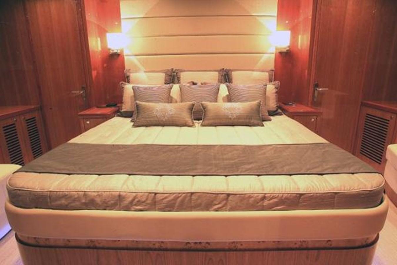 Johnson Motor Yacht JOHNSON 83' SKYLOUNGE W/HYDRAULIC PLATFORM     For Sale