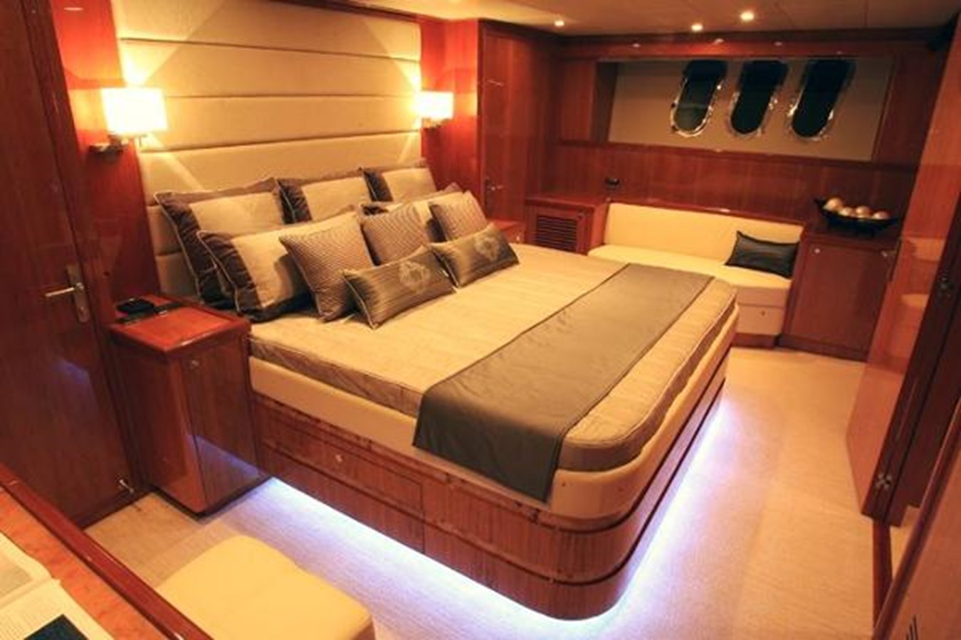 Johnson Motor Yacht JOHNSON 83' SKYLOUNGE W/HYDRAULIC PLATFORM     For Sale