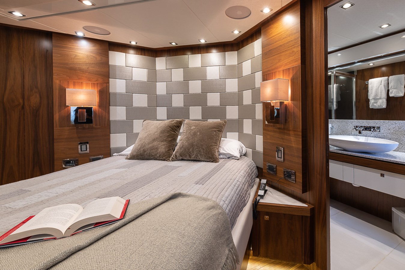 Sunseeker Motor Yacht INSIGNIA For Sale