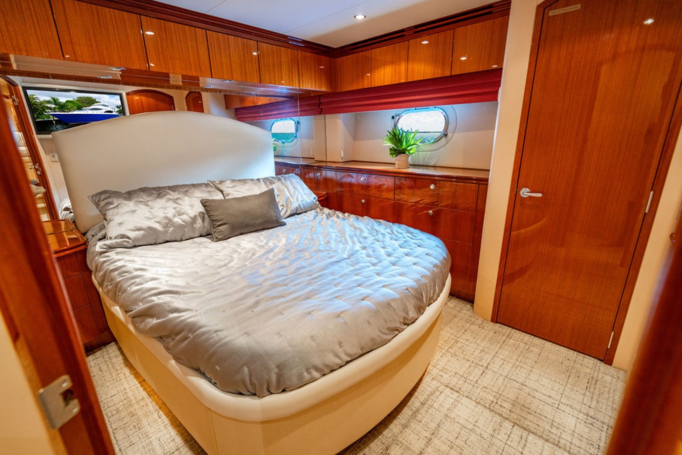 Hatteras Motor Yacht TOP SHELF For Sale