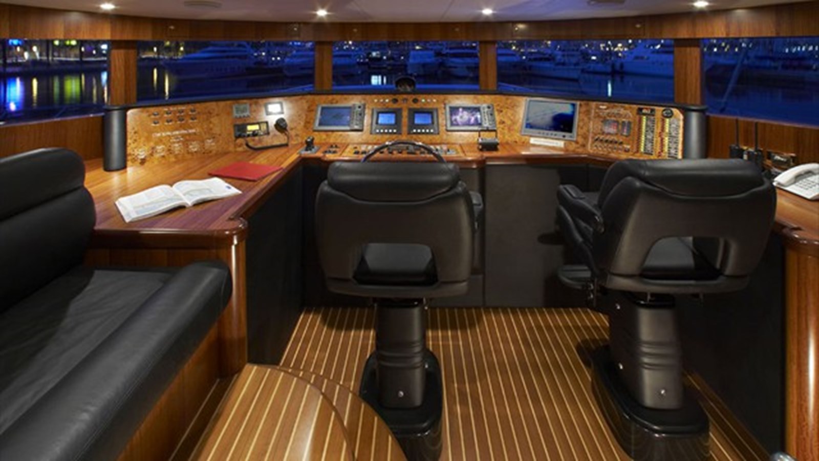 Johnson Motor Yacht JOHNSON 93 SKYLOUNGE For Sale