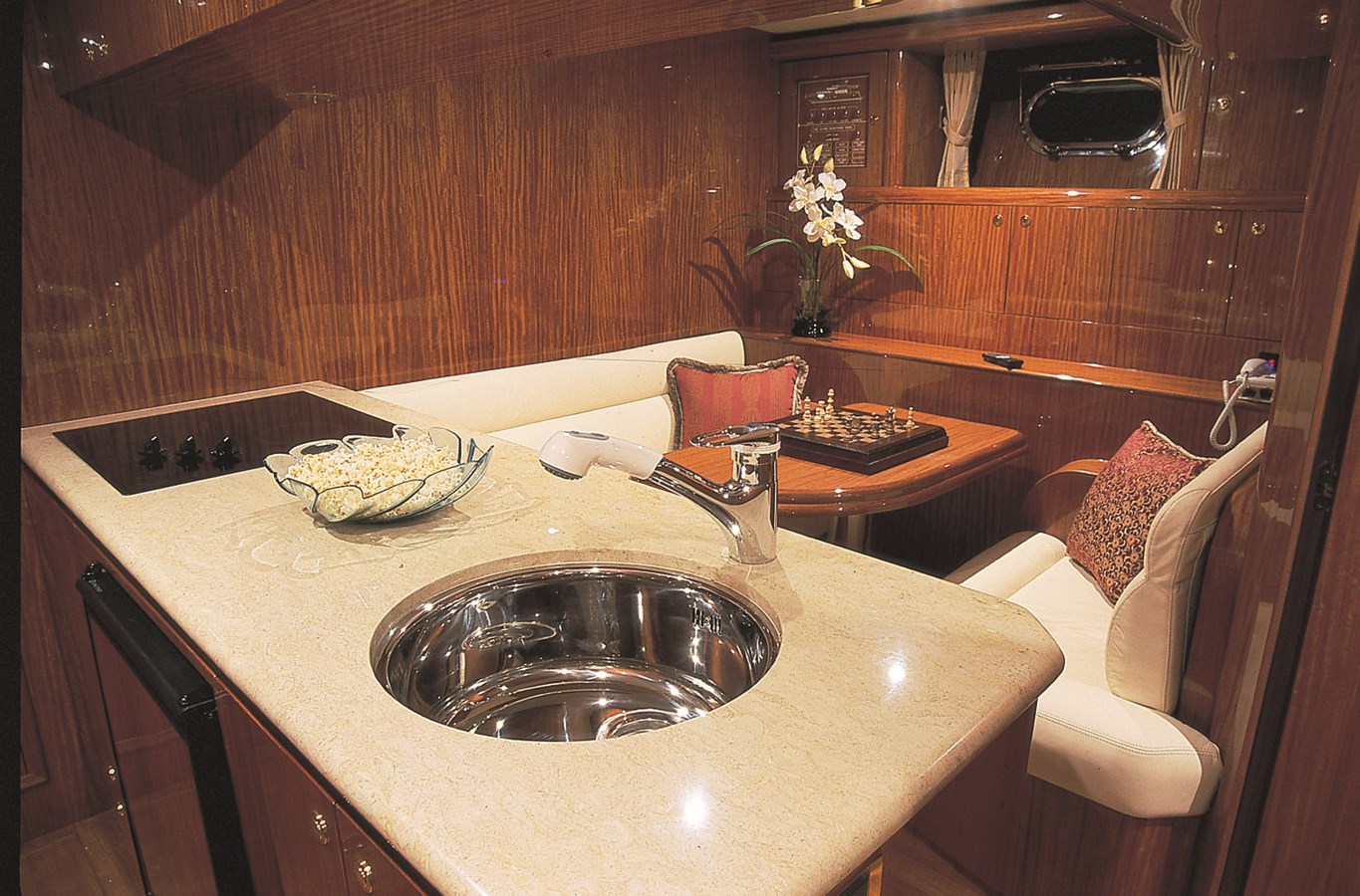 Johnson Motor Yacht JOHNSON 93 SKYLOUNGE For Sale