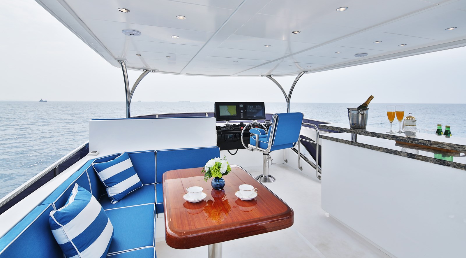 Johnson Motor Yacht JOHNSON 80' FLYBRIDGE W/HYDRAULIC PLATFORM For Sale
