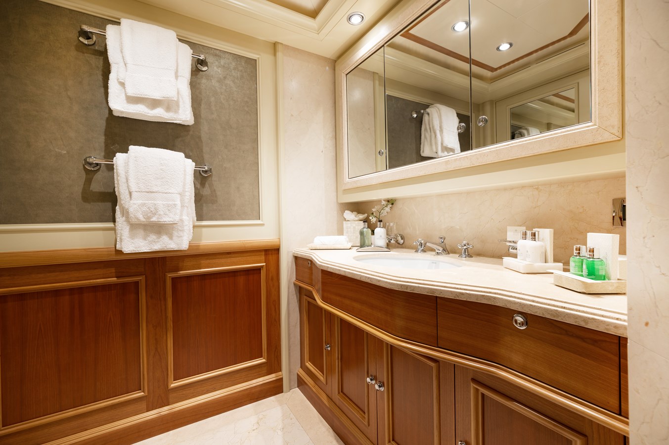 Crn Motor Yacht EMOTION 2 For Sale