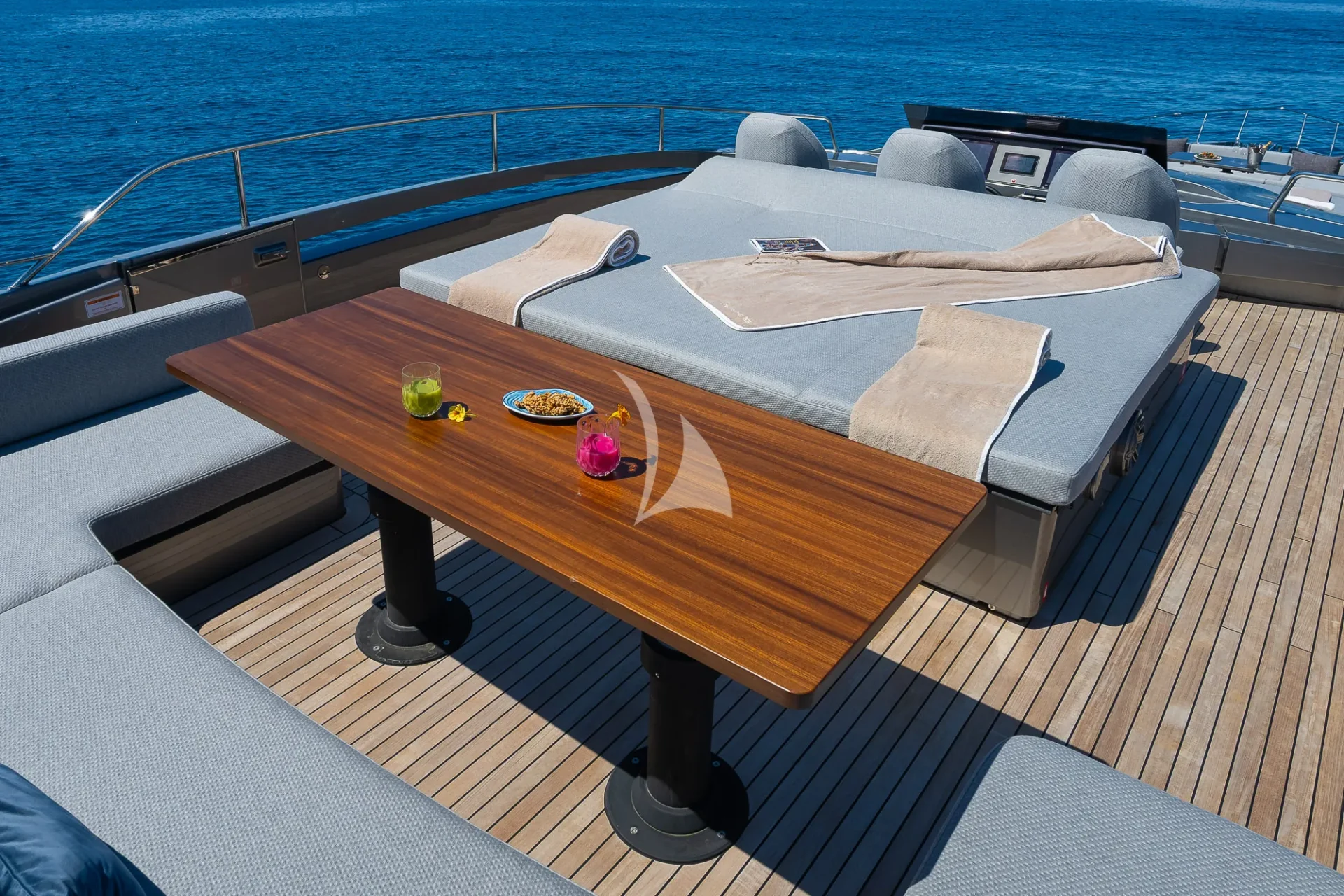 EL MACANN Charter Yacht