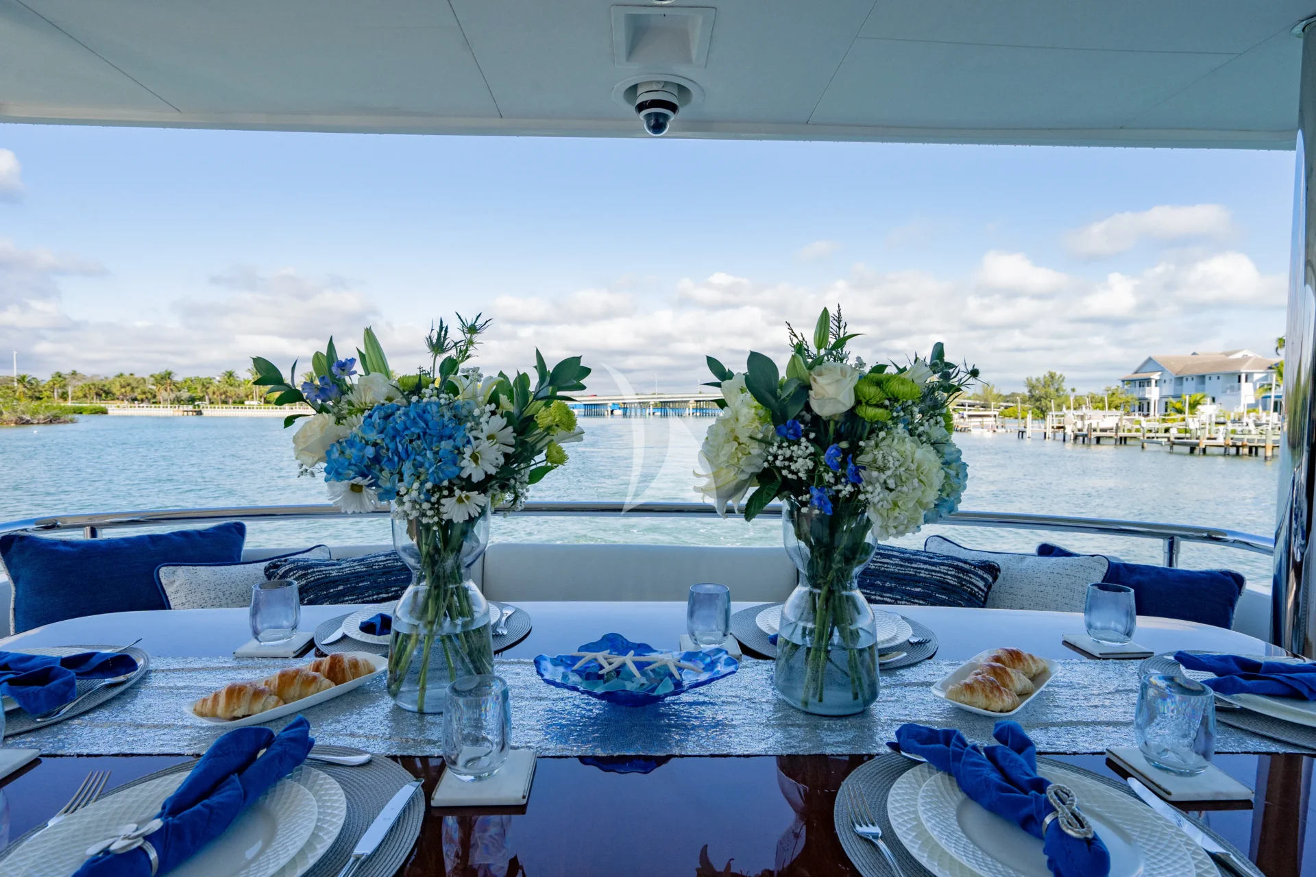 PILOT LOUNGE Charter Yacht