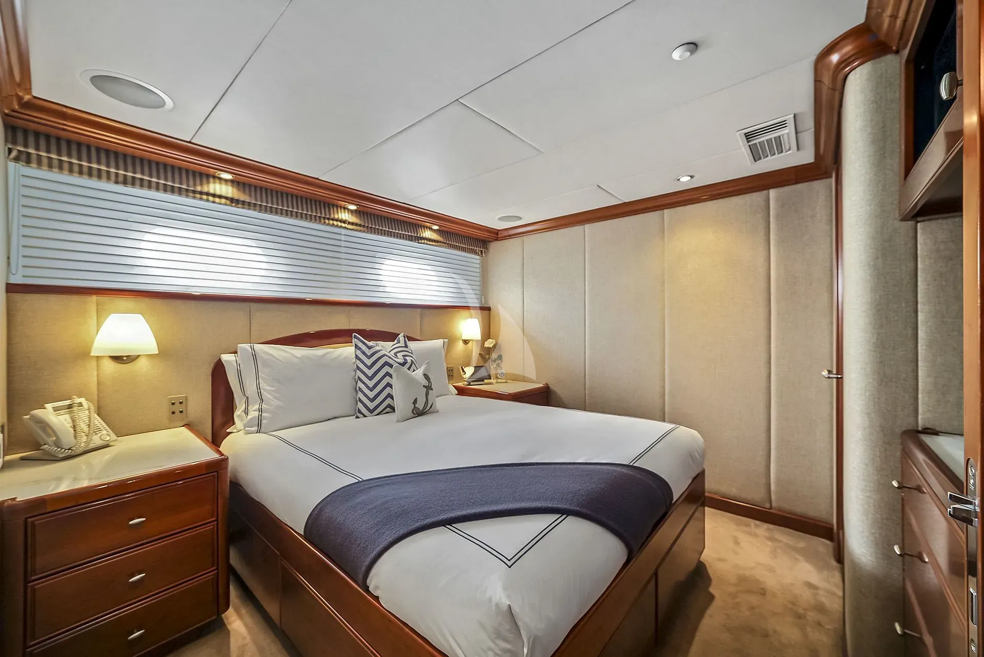 ARTEMIS Charter Yacht