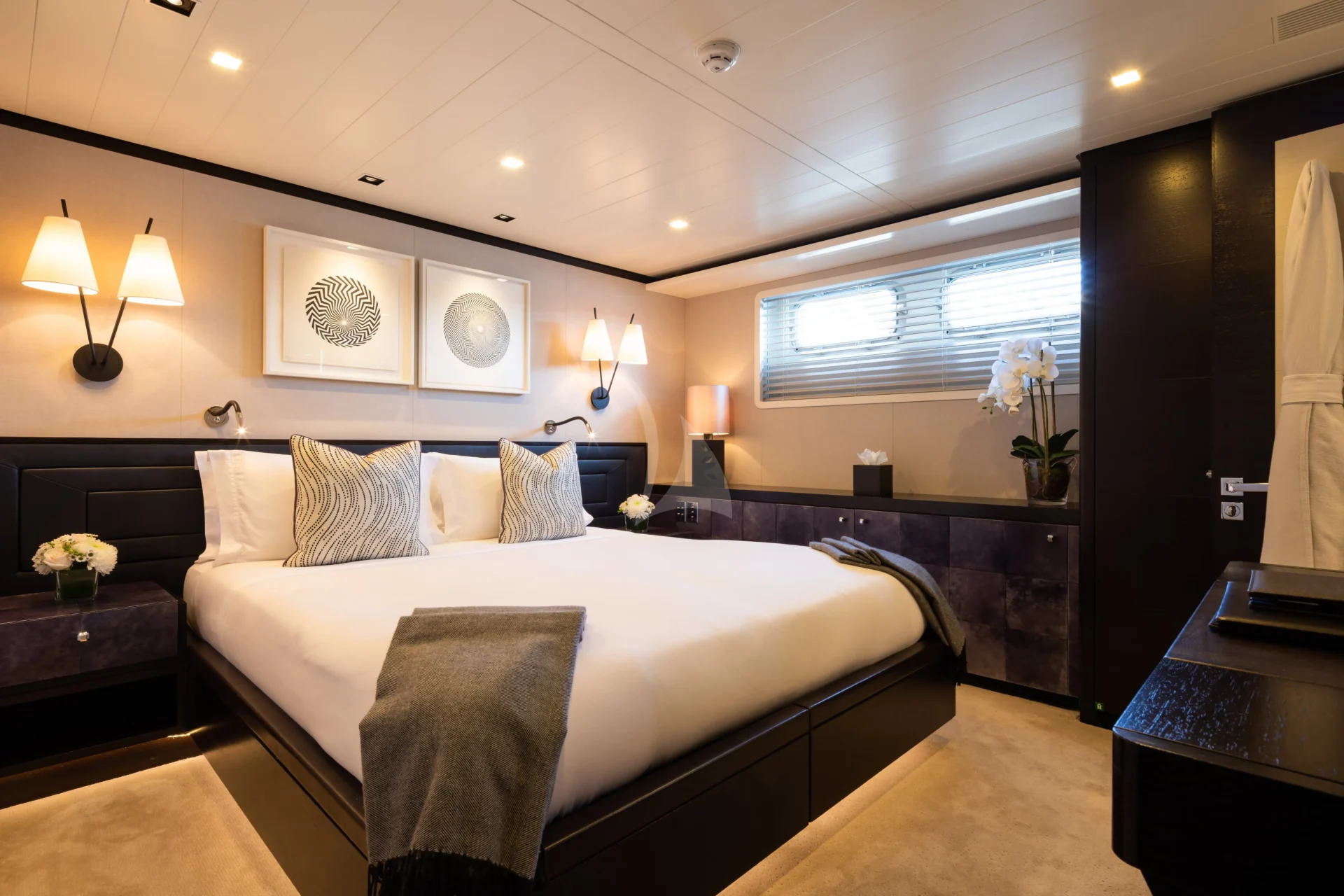 MIRAGE Charter Yacht